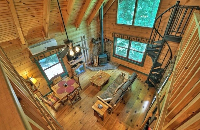 Budget friendly! Dog friendly ! 2 bdrm, 2 ba log cabin. Hot Tub, wifi !