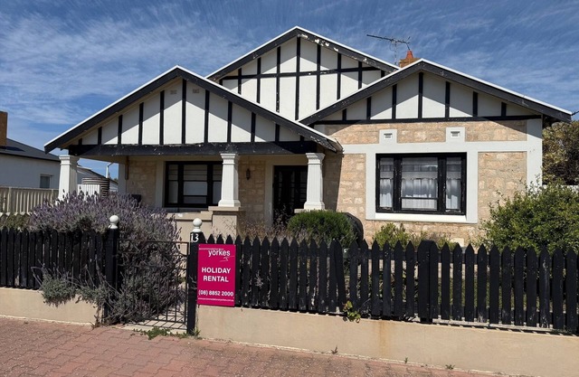 Bungalow at the Beach - Esplanade position! Excellent sea views!
