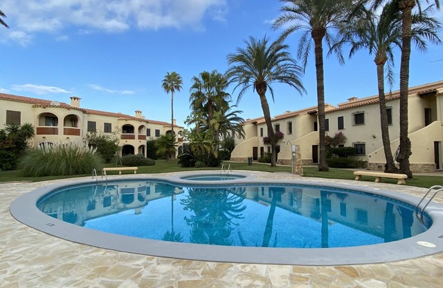 Bungalow ground floor in urbanization with direct access to the sea.