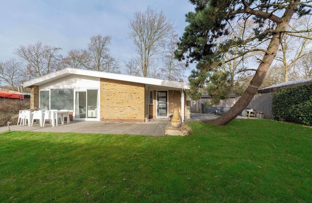Bungalow in Sint Maartenszee near Beach