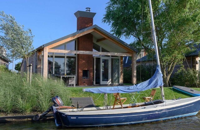 Bungalow with a terrace near the Sneekermeer