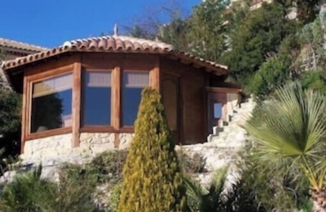 Bungalow- wooden chalet, comfort, 180° sea view, infinity pool, garden, 2 pers