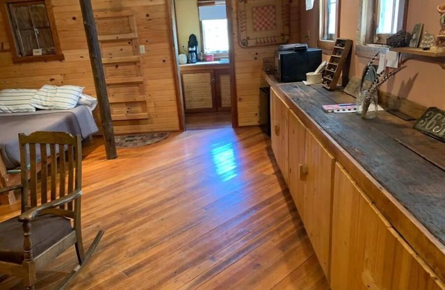 Bunkhouse on Working Ranch/Bird Sanctuary. Cozy, cabin w. bathroom and kitchen