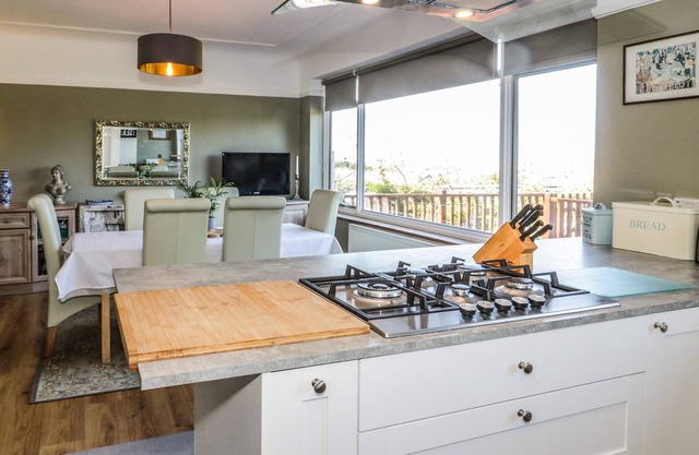 BURWOOD, pet friendly, character holiday cottage in Rhos-On-Sea