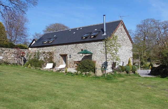 BUTTERDON BARN, pet friendly, with hot tub in Moretonhampstead
