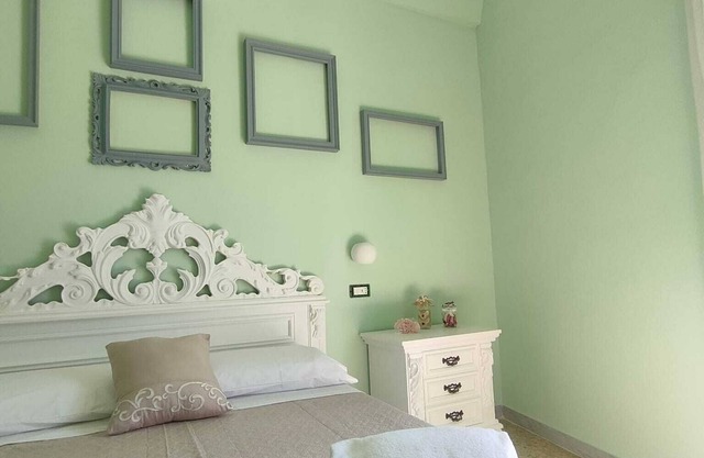 "Buttons and zippers" suite with bedroom, living room, bathroom. garden with hydro tub