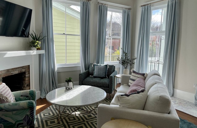 By Forsyth Park, W/King Bed +New Bath & Kitchen!