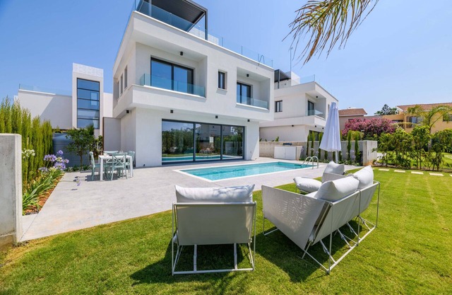 By The Beach - Blue Topaz Villa - Steps from the Beach