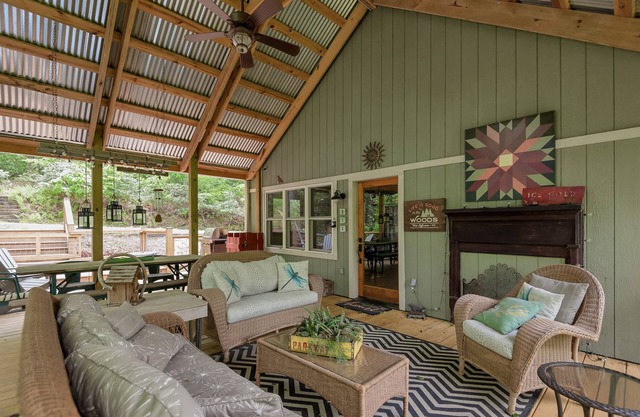 By The New River - Hot Tub - Fireplace - Covered Porch
