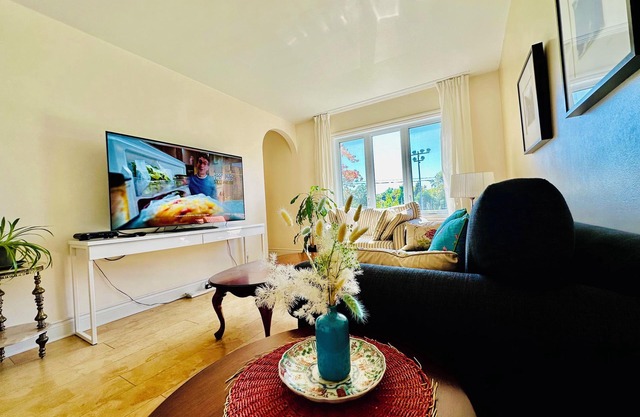 Chez Ping/Near a metro station, free parking and a sunny place to stay