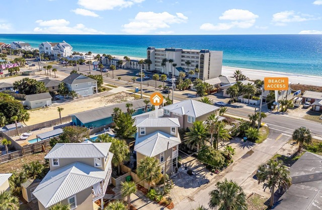 C's The Day! Second to the beach, 3 Bed Plus loft