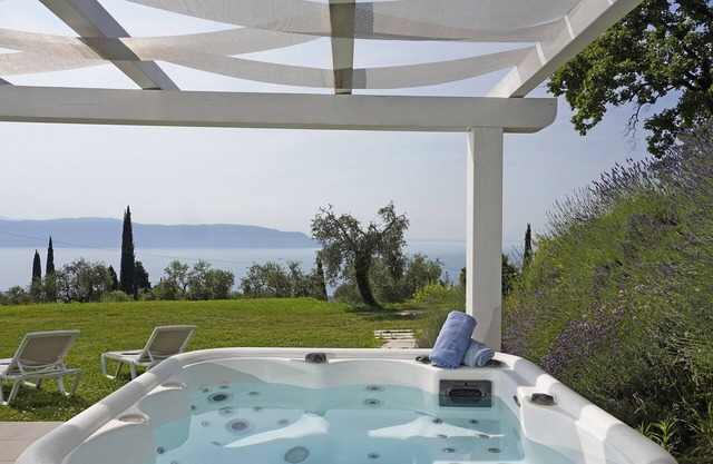 Cà Bianca sotto: in the middle of the nature with jacuzzi and lake view