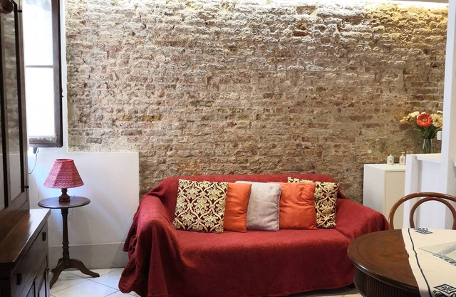 Ca' della Fontanella: central, quiet, private courtyard, 2 WC, AC, Wi-Fi
