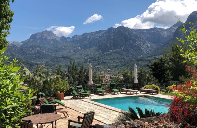 Ca'n Pons, Villa with breathtaking views, gardens, wifi and private heated pool.