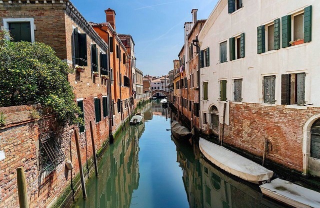 Ca' Venexiana, quiet 2 bedroom with private canalside courtyard - no added fees!