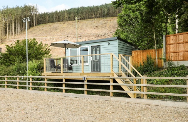 CABAN GLAS, pet friendly, with hot tub in Pontrhydfendigaid
