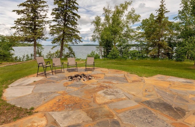 Cabin 110 - Pet Friendly/Open Loft/Modern, Clean, Comfortable