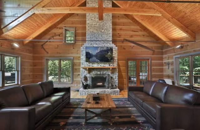 Cabin+Bunkhouse Sleeps 24 near Lex Lou Like New Spacious Modern Rustic Retreat
