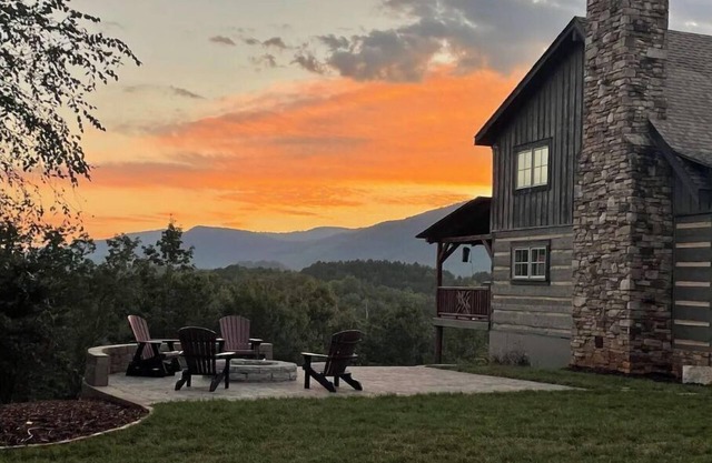 Cabin Dream is 20 minutes from TIEC. 1 hr. from Biltmore Estate. WC accessible