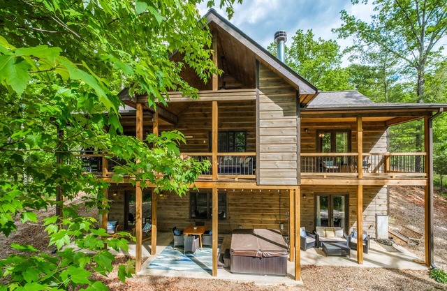 Cabin Escape- 2 Fireplaces, S’mores, Waffle Bar, Spa, Ping Pong, Billiards, EV