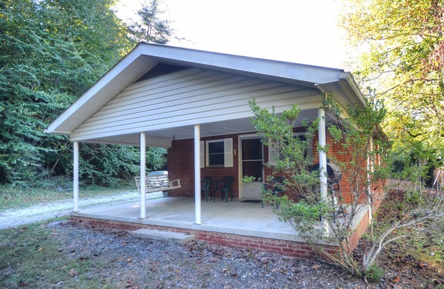 Cabin in the Smoky Mountains - Close to Train, Casino, and Attractions