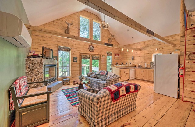 Cabin-Inspired Home < 12 Mi to Sugarloaf Mtn!