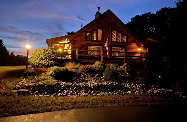 Cabin-n-the Woods.The Finest in Log Cabin Lodging.