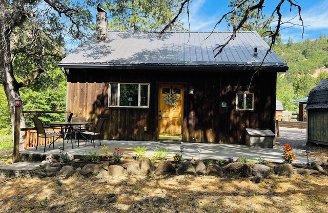 Cabin on the Klickitat River - Boat Access and Beach