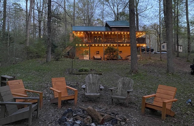 Cabin on the Water - "No Wake Zone" w/2 Kayaks, and Hot Tub!