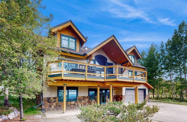 Cabin retreat with rustic charm, mountain views, Grill, Deck, and Patio