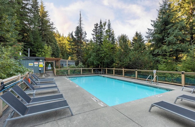 Cabin-Style, Ski-Access, Hot Tub, Open Fireplace
