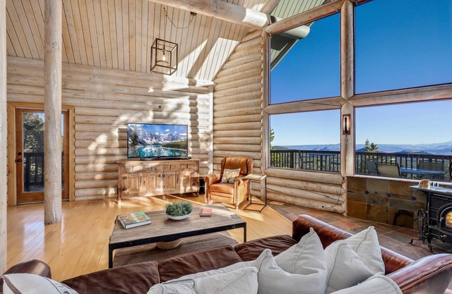 Cabin the Clouds Incredible Views, Private Hot Tub. Pets Welcome