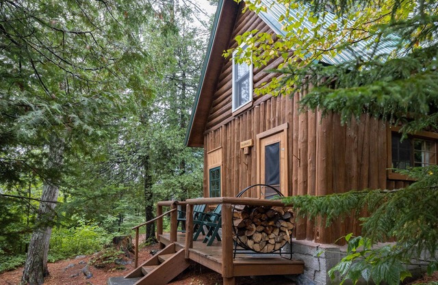 Cabin, two queen beds with shared bathroom