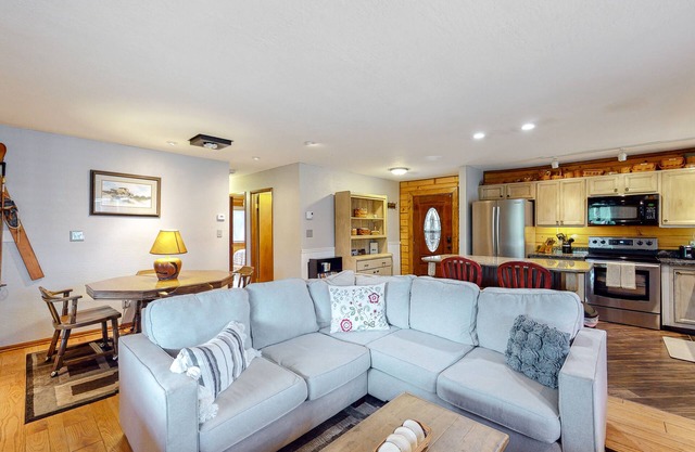 Cabin with grill, outdoor dining, & fireplace - drive minutes to hiking