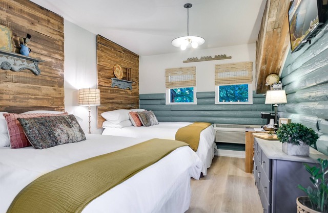 Cabins on the Square: Sunshine Suite #1