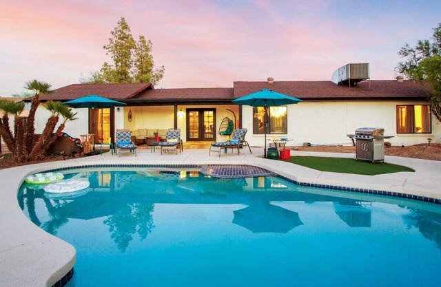 Cactus Breeze Hideaway: 2 Master Suites, Pool, Putting Green, and Games Galore