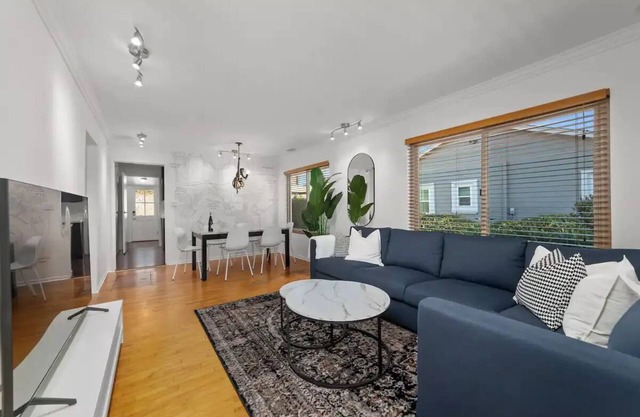 Cali-Craftsman - 3BR - Central - New Backyard - AC