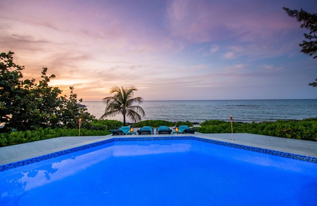 CALYPSO BLUE: Modern Beachfront Villa with Pool and Beautiful Sunsets!
