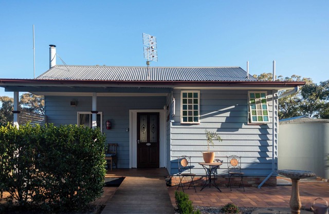 Camelia Cottage Diamondvale Estate Stanthorpe, cosy cottage with fireplace.