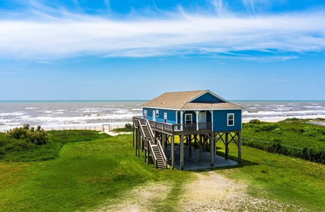 Camelot - Huge fenced Beachfront Lot! 2 bedroom, budget friendly!