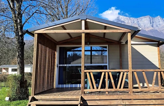 Camping du Lac de Carouge * - Chalet 6 Persons - Morea - 2 Bedrooms - 25 m2 + semi covered terrace 16 m2 6 to 7 people - 6 pers. included in the tariff