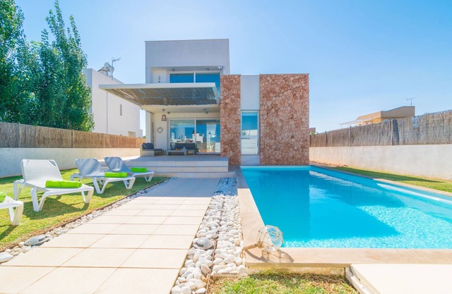 CAN BOSQUERRÓ - Villa with sea views in Sa Ràpita. Free WiFi.