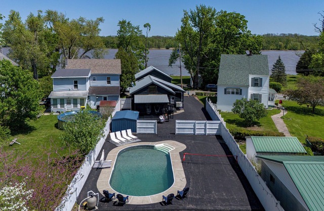 CANADIAN-OWNED! 1855 Farmhouse for Families & Groups with Pool, Pickleball & PS5