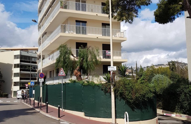 Cannes with large private garden and parking