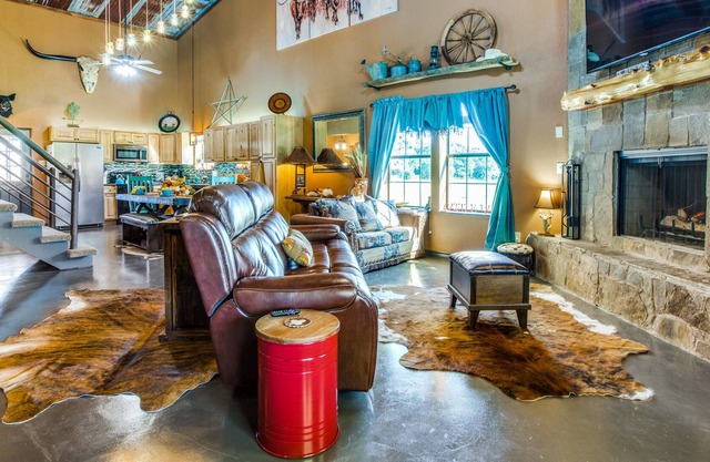 Canton, Texas Luxury Barnhouse in a Tranquil Ranch setting