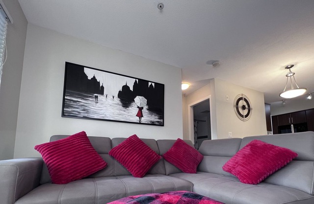Canucks+Fpl+4K tv+Home Off+Wi-Fi+Patio+2 Parking