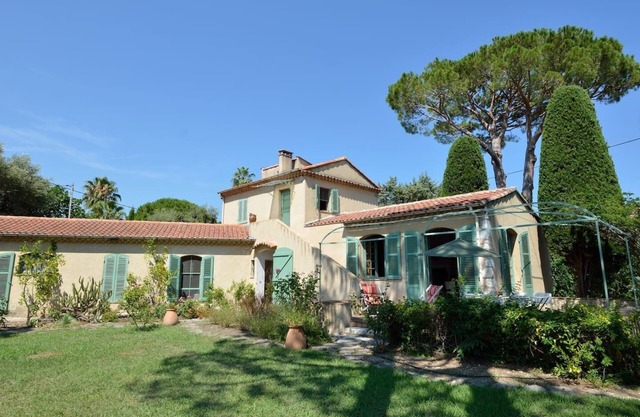 Cap d'Antibes Villa 200 m from the beach 9 people enclosed garden 1200 m2