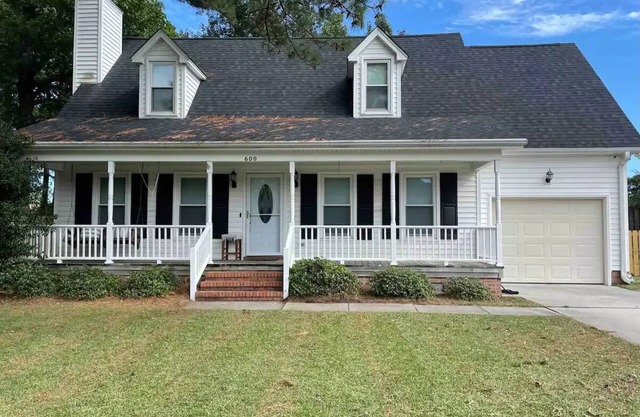 Cape Cod-style Family Home - pet friendly!