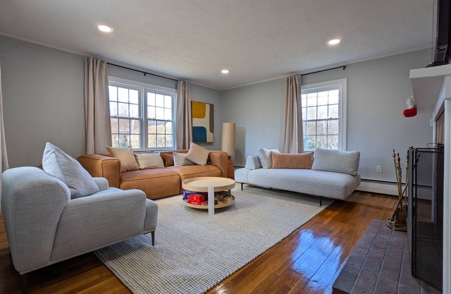 Cape Cod Vacation in style! Close to Main Street & Beautiful Beaches