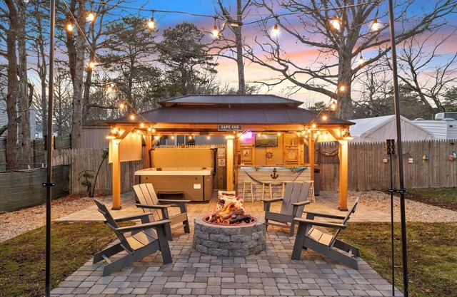 Cape Cottage, 1/2mi to beach, Tiki Bar, Central AC/Heat, Hot Tub, Firepit